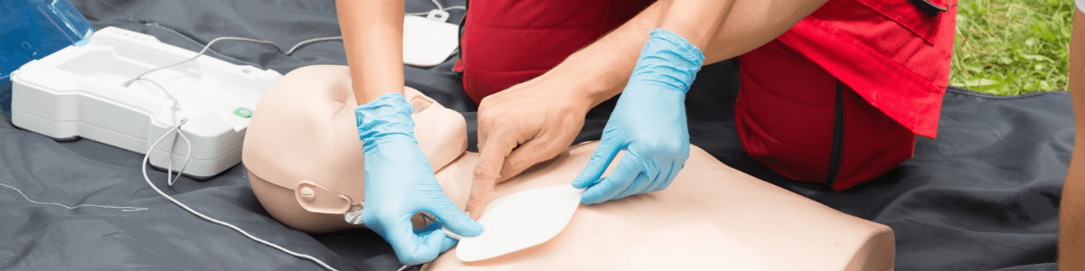 Stagiaire pendant une formation de sauveteur secouriste du travail (SST)